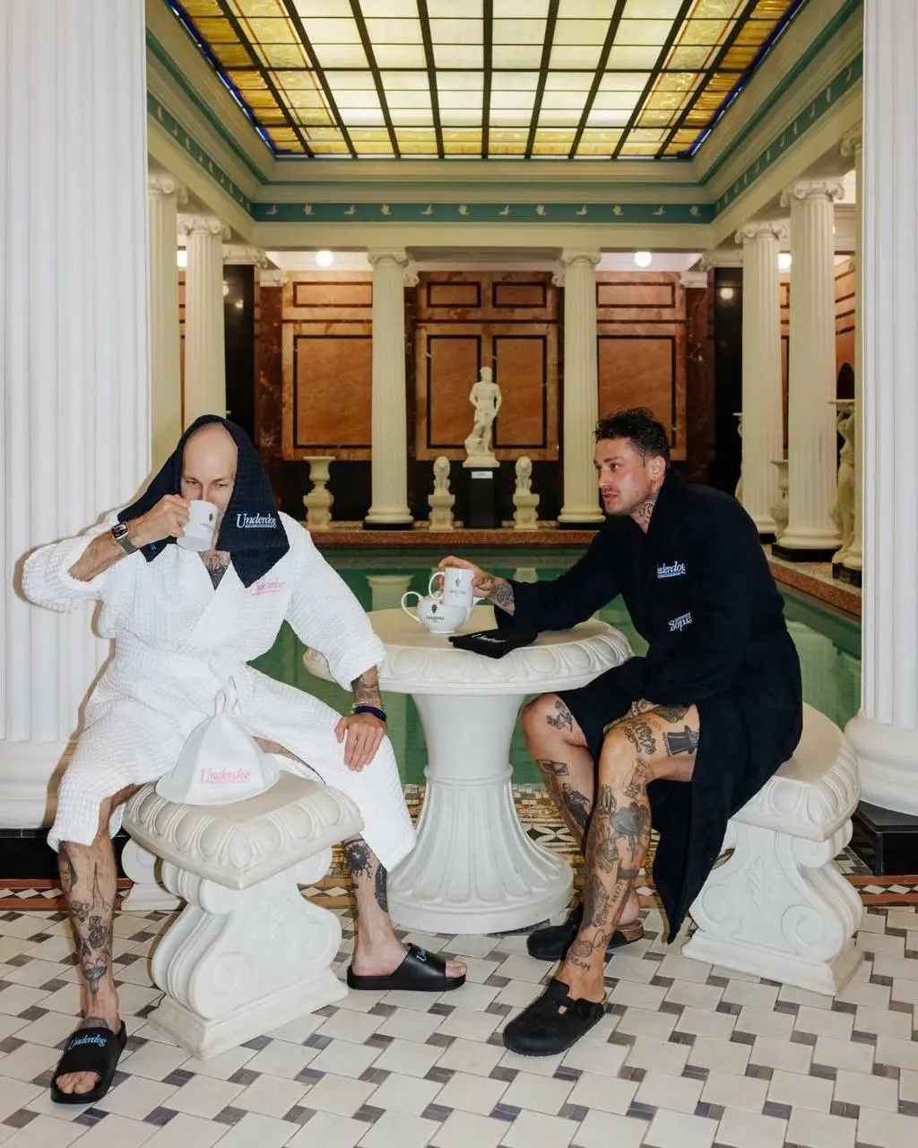 Андеграунд на велнесе
Нравится, что самые даже самые нишевые московские рестораторы оказались в бане. Что говорить про всех звезд ресторанной индустрии
Вашему вниманию коллаборация Underdog x Сандуны | Сетка — социальная сеть от hh.ru