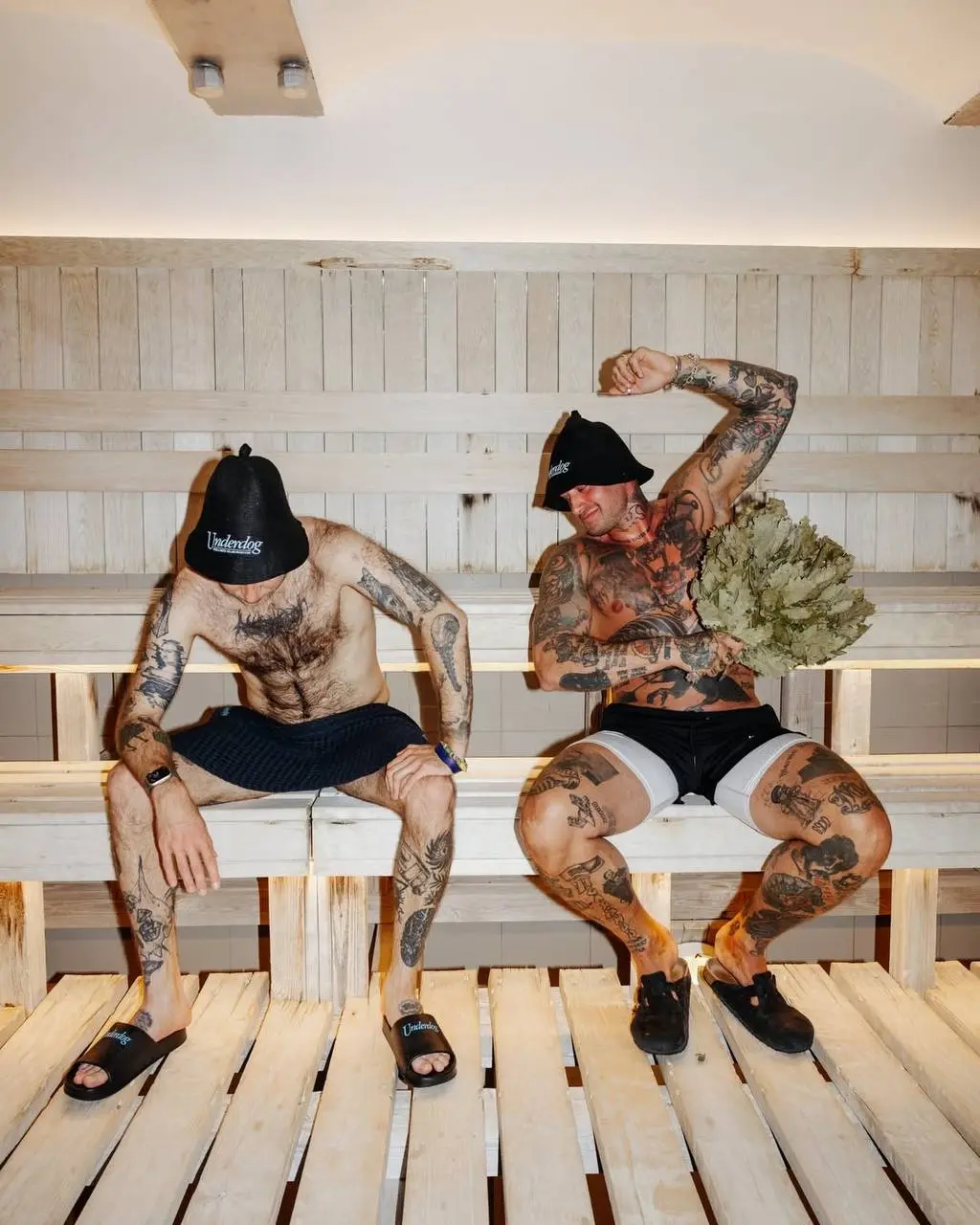 Андеграунд на велнесе
Нравится, что самые даже самые нишевые московские рестораторы оказались в бане. Что говорить про всех звезд ресторанной индустрии
Вашему вниманию коллаборация Underdog x Сандуны | Сетка — социальная сеть от hh.ru