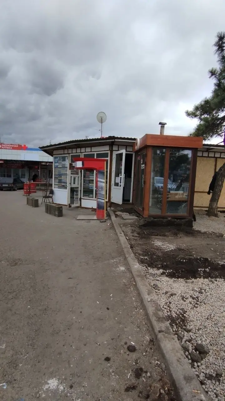 На территории привокзальной пл.продолжаются работы, по незаконной установке павильонов.
Предприниматель не реагирует на замечания администрации рынка | Сетка — социальная сеть от hh.ru