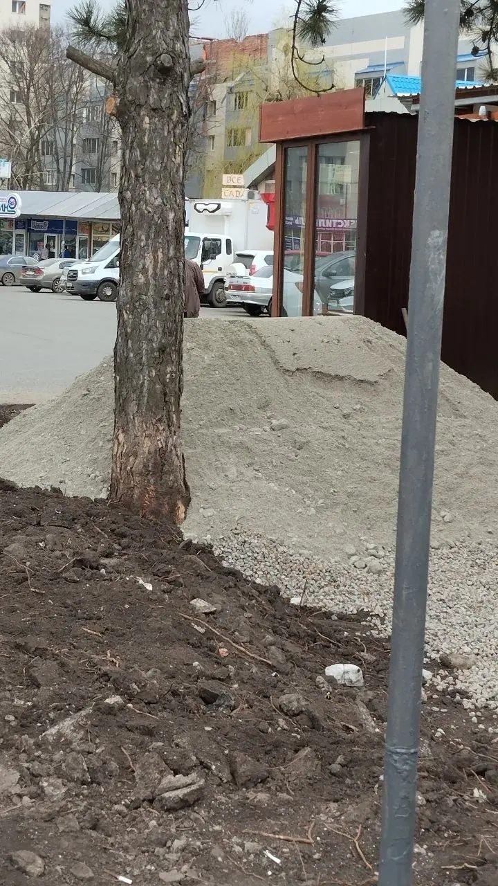 На территории привокзальной пл.продолжаются работы, по незаконной установке павильонов.
Предприниматель не реагирует на замечания администрации рынка | Сетка — социальная сеть от hh.ru