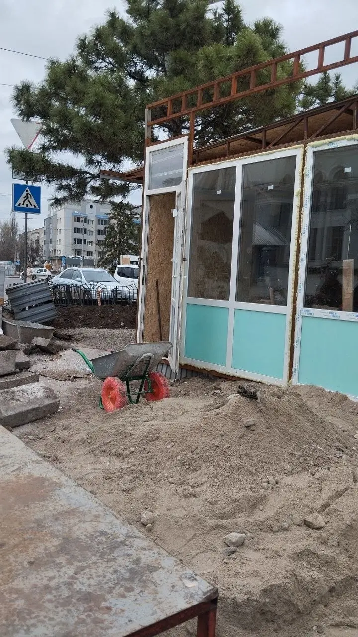 На территории привокзальной пл.продолжаются работы, по незаконной установке павильонов.
Предприниматель не реагирует на замечания администрации рынка | Сетка — социальная сеть от hh.ru