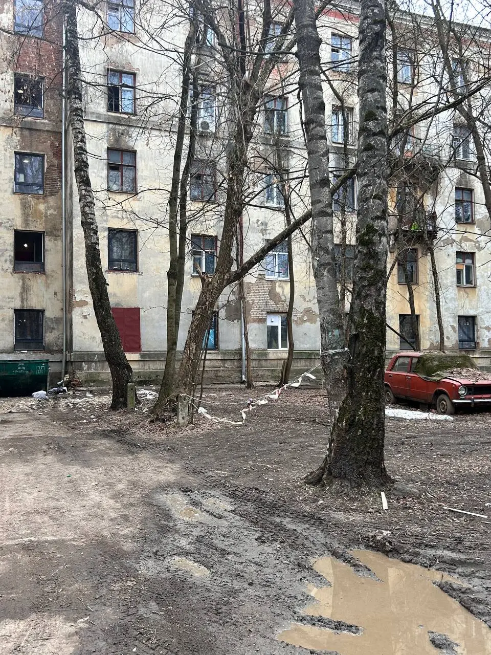 Дом из какого-то далёкого прошлого, мусор выбрасывается из окна, во дворе стоит машина семидесятых годов. Полотенца и нижнее белье висят прямо такие на вешалках на балконе | Сетка — социальная сеть от hh.ru
