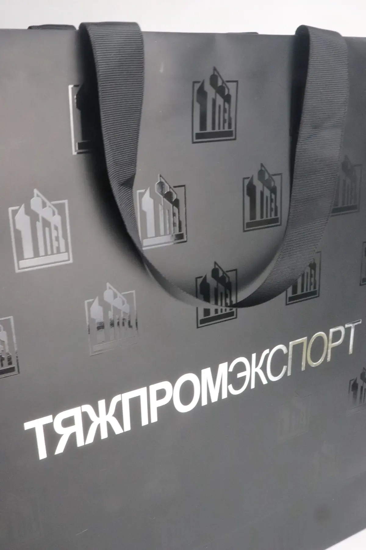 Пример эффектного оформления бумажного пакета: тиснение серебром, выборочный УФ‑лак и ленточные ручки вместо привычных верёвочны
-—
🌐 t10.ru
#ЩербинскаяТипография
#типографиямосква | Сетка — социальная сеть от hh.ru