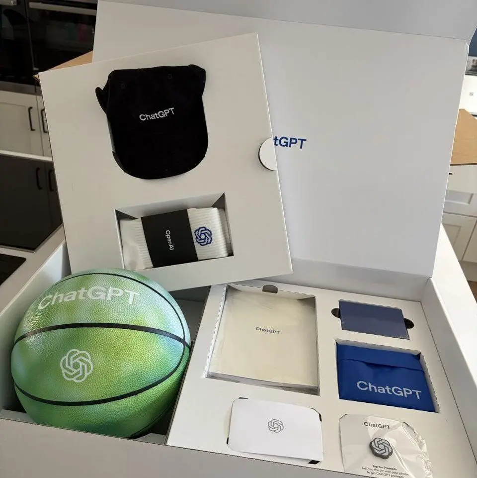 так выглядит welcome-pack OpenA
приятно осознавать, что даже компания, создающая самые передовые технологии на острие человеческого прогресса, ничего лучше подарочных носков не придумала | Сетка — социальная сеть от hh.ru