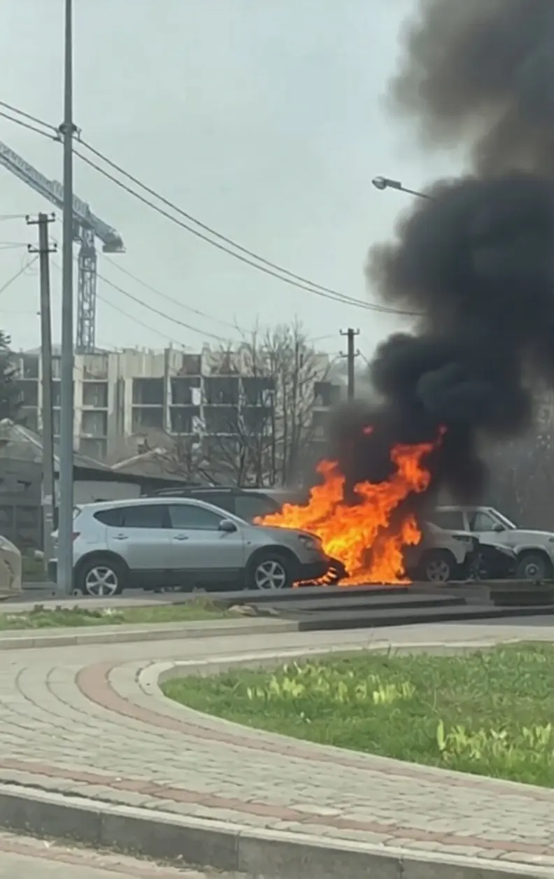Горит автомобиль возле ДК им. Куйбышева | Сетка — социальная сеть от hh.ru