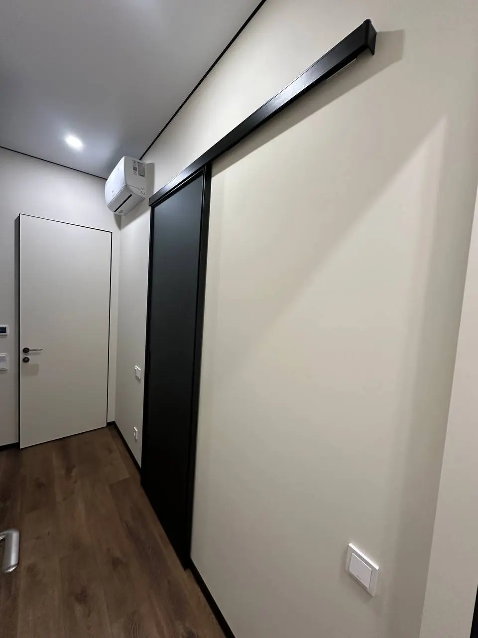 🚪 Не знаете, какую дверь выбрать — распашную или сдвижную?
⠀
Иногда стандартные решения просто не подходят…
🔹 Проём узкий
🔹 Мебель вплотную
🔹 Пол жалко портить
🔹 Другая дверь мешает
⠀
Знакомо? 🙈
В так... | Сетка — социальная сеть от hh.ru