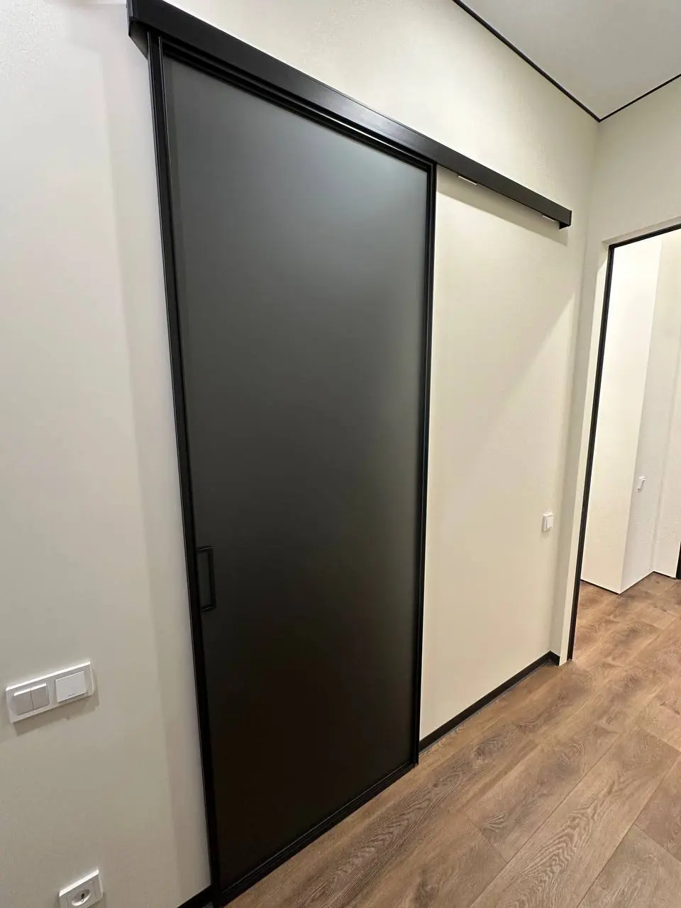 🚪 Не знаете, какую дверь выбрать — распашную или сдвижную?
⠀
Иногда стандартные решения просто не подходят…
🔹 Проём узкий
🔹 Мебель вплотную
🔹 Пол жалко портить
🔹 Другая дверь мешает
⠀
Знакомо? 🙈
В так... | Сетка — социальная сеть от hh.ru
