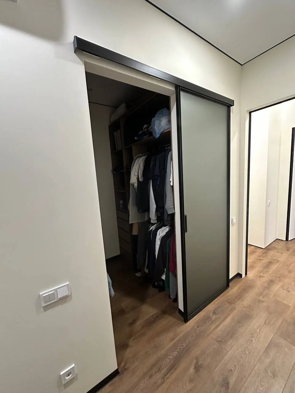 🚪 Не знаете, какую дверь выбрать — распашную или сдвижную?
⠀
Иногда стандартные решения просто не подходят…
🔹 Проём узкий
🔹 Мебель вплотную
🔹 Пол жалко портить
🔹 Другая дверь мешает
⠀
Знакомо? 🙈
В так... | Сетка — социальная сеть от hh.ru
