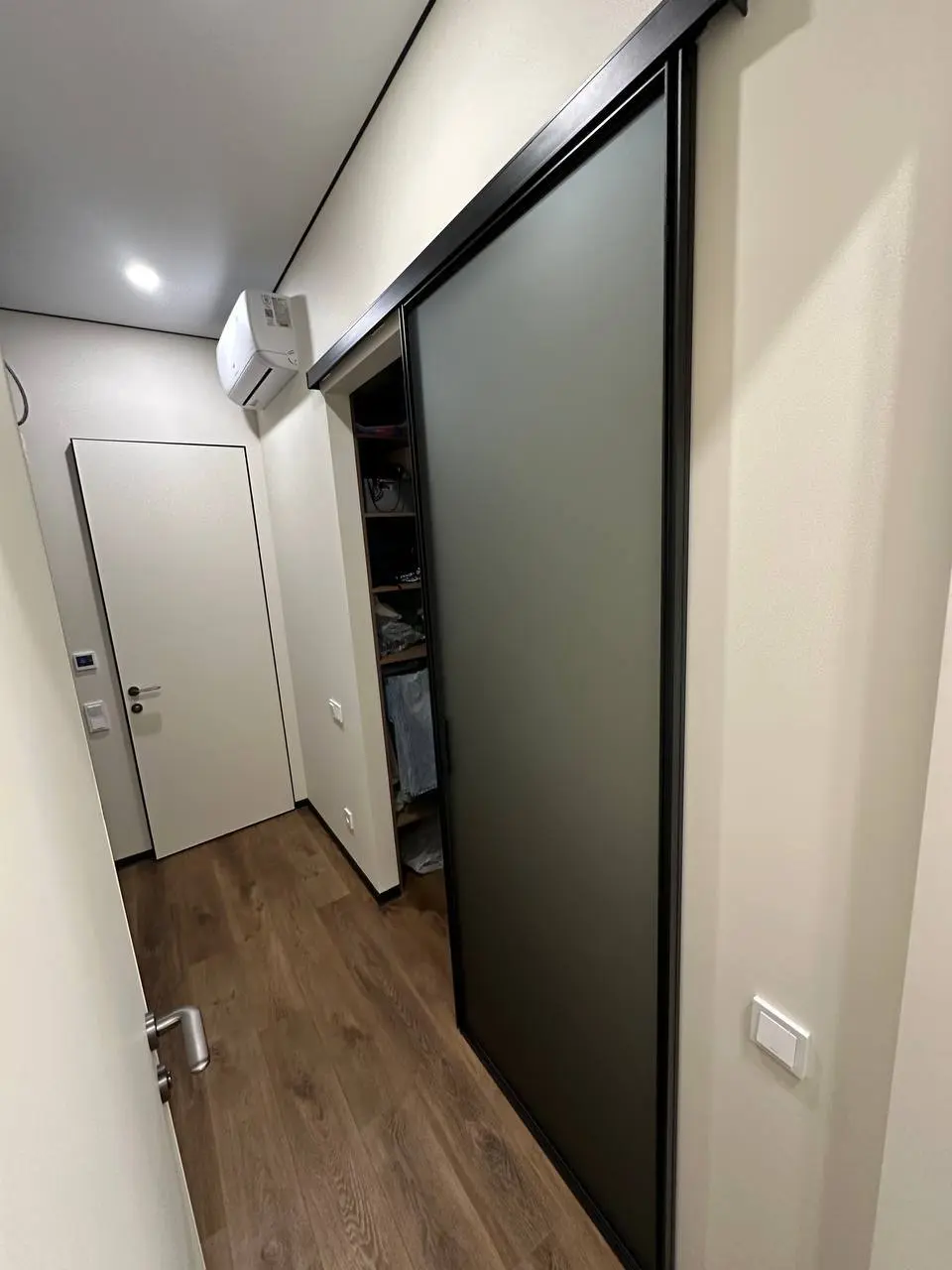 🚪 Не знаете, какую дверь выбрать — распашную или сдвижную?
⠀
Иногда стандартные решения просто не подходят…
🔹 Проём узкий
🔹 Мебель вплотную
🔹 Пол жалко портить
🔹 Другая дверь мешает
⠀
Знакомо? 🙈
В так... | Сетка — социальная сеть от hh.ru