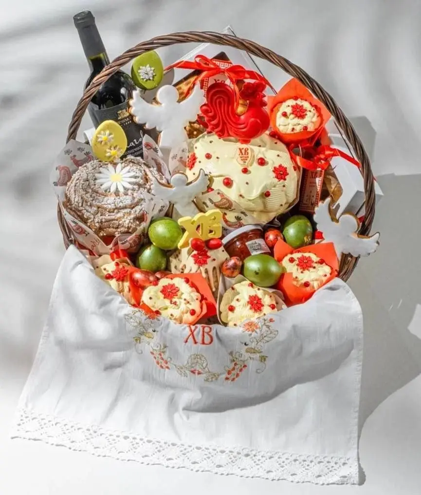 Корзина с царским куличом, панеттоне, творожной пасхой с шоколадной крошкой, маффинами, трубочками, орешками, леденцами и икрой... — для пасхального стола можно не выдумывать ничего, если есть такая | Сетка — социальная сеть от hh.ru
