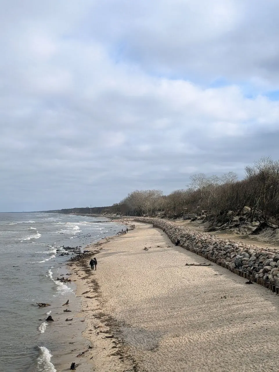 🌊 Море это вам не речка
Море стихия сумасшедшей силы, поэтому благоустройство типа лестниц и пирсов из дерева на морских берегах разлетается после штормов в щепки | Сетка — социальная сеть от hh.ru