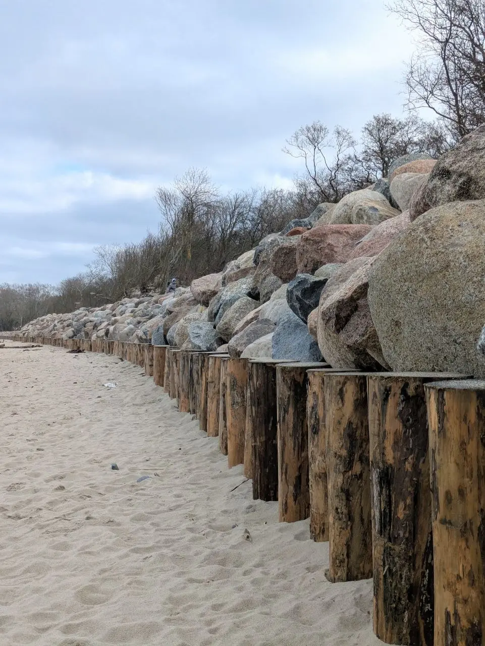 🌊 Море это вам не речка
Море стихия сумасшедшей силы, поэтому благоустройство типа лестниц и пирсов из дерева на морских берегах разлетается после штормов в щепки | Сетка — социальная сеть от hh.ru