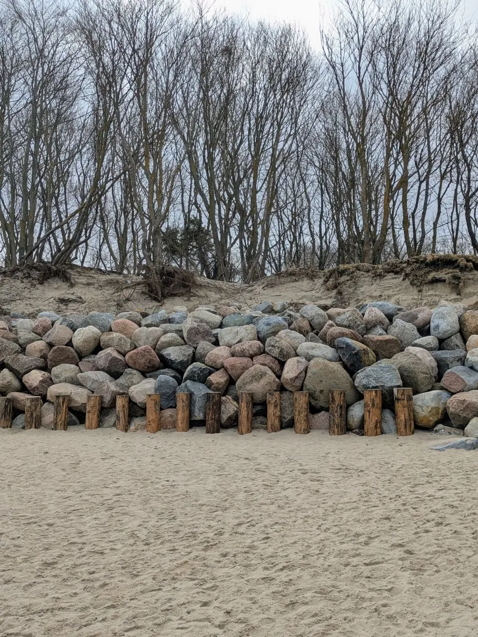 🌊 Море это вам не речка
Море стихия сумасшедшей силы, поэтому благоустройство типа лестниц и пирсов из дерева на морских берегах разлетается после штормов в щепки | Сетка — социальная сеть от hh.ru