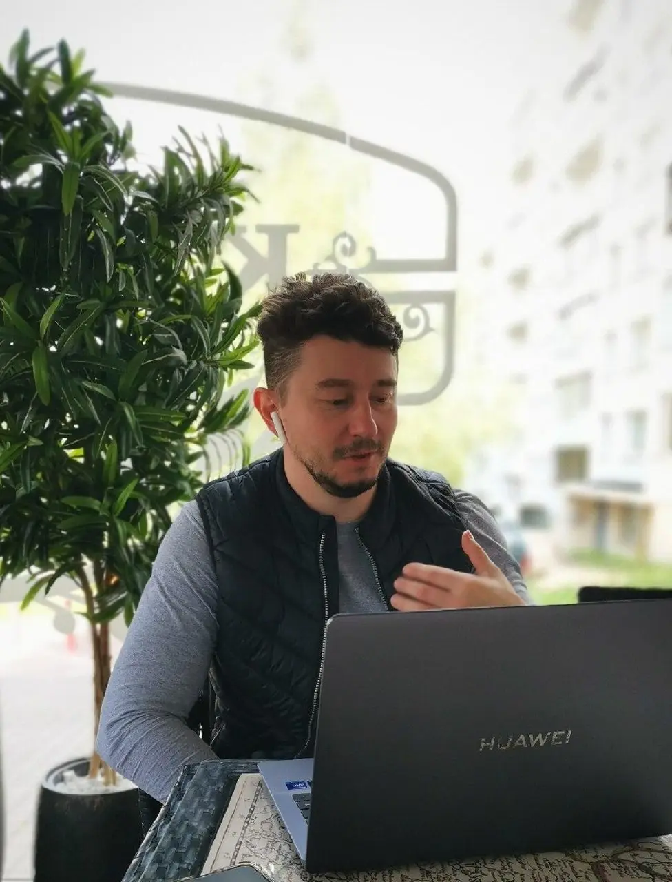 #СвоиЛюди
Свои люди: Андрей Гусев
Познакомились уже давненько на ДР «Галеры». ХЗ даже как, а потом автопати, и как то само пошло | Сетка — социальная сеть от hh.ru