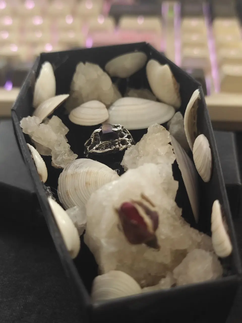 Коробочка с воспоминаниями о помолвке 🥰
Я взяла с того розового озера кусочек соли, собрала ракушки и привезла домой | Сетка — социальная сеть от hh.ru