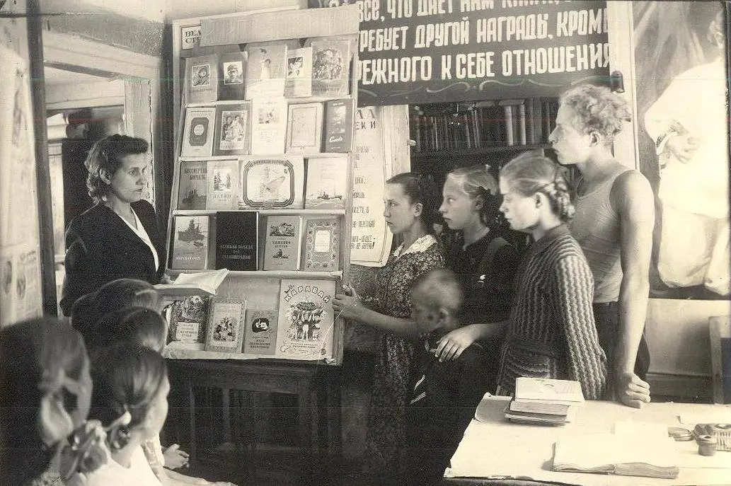 Вчера был Международный день детской книги 📚 и я чуть было его не пропустила
О детских книгах про этикет писала здесь
Забирайте стопочку и читайте вместе, ведь
«Что такое этикет? Знать должны мы с дет... | Сетка — социальная сеть от hh.ru
