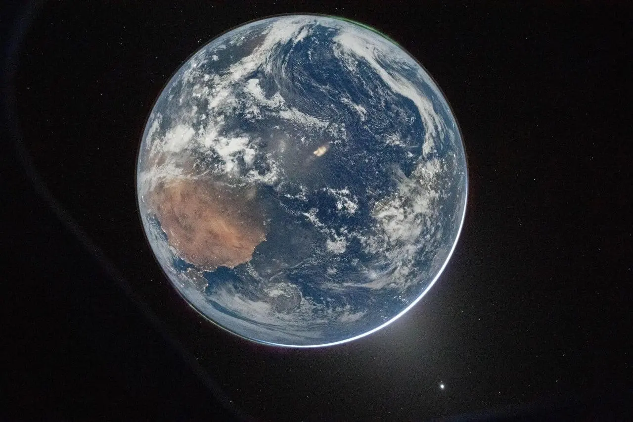 NASA выложило первый за почти 55 лет снимок всей Земли. Фото сделали космонавты с корабля Orion. На полюсе видно северное сияние | Сетка — социальная сеть от hh.ru