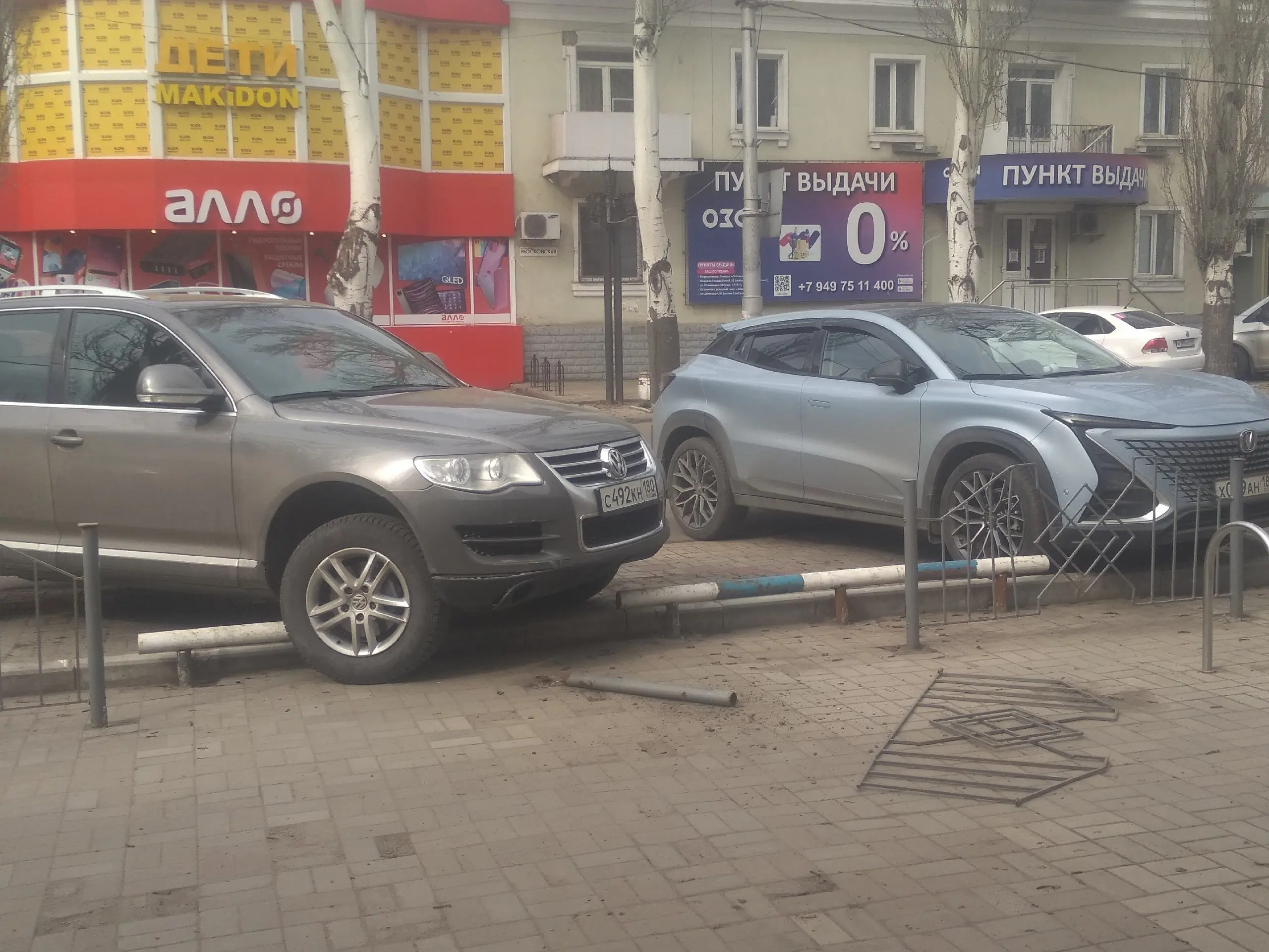 АС парковки. Центр Макеевки.
Дама припарковалась, взяла кофе и поехала дальше.
Недавно только сделали заново и опять.
Анонимно, если можно. | Сетка — социальная сеть от hh.ru