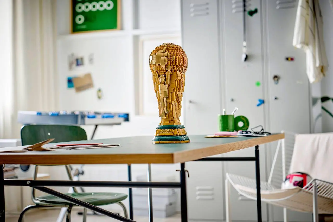 А вот, кстати, те самые наборы, которые LEGO выпустила совместно с FIFA.
Всего будет семь наборов — от 490 до 1427 кубиков | Сетка — социальная сеть от hh.ru