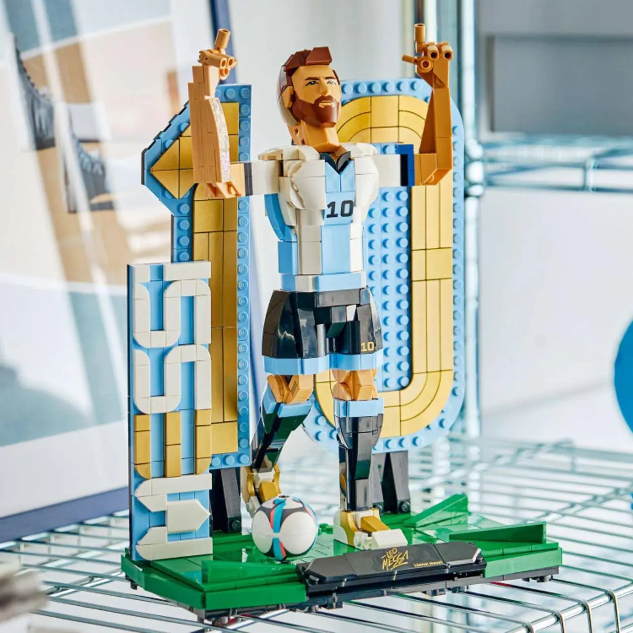 А вот, кстати, те самые наборы, которые LEGO выпустила совместно с FIFA.
Всего будет семь наборов — от 490 до 1427 кубиков | Сетка — социальная сеть от hh.ru
