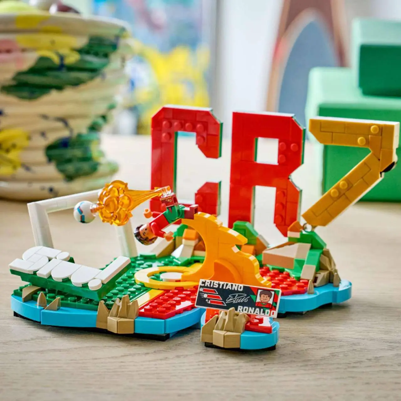 А вот, кстати, те самые наборы, которые LEGO выпустила совместно с FIFA.
Всего будет семь наборов — от 490 до 1427 кубиков | Сетка — социальная сеть от hh.ru