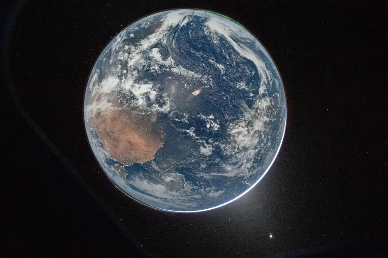 NASA опубликовала первую с 1972 года фотографию Земли.
Это снимок, сделанный Ридом Уайсменом, командиром экспедиции, с помощью фотоаппарата Nikon D5. | Сетка — социальная сеть от hh.ru