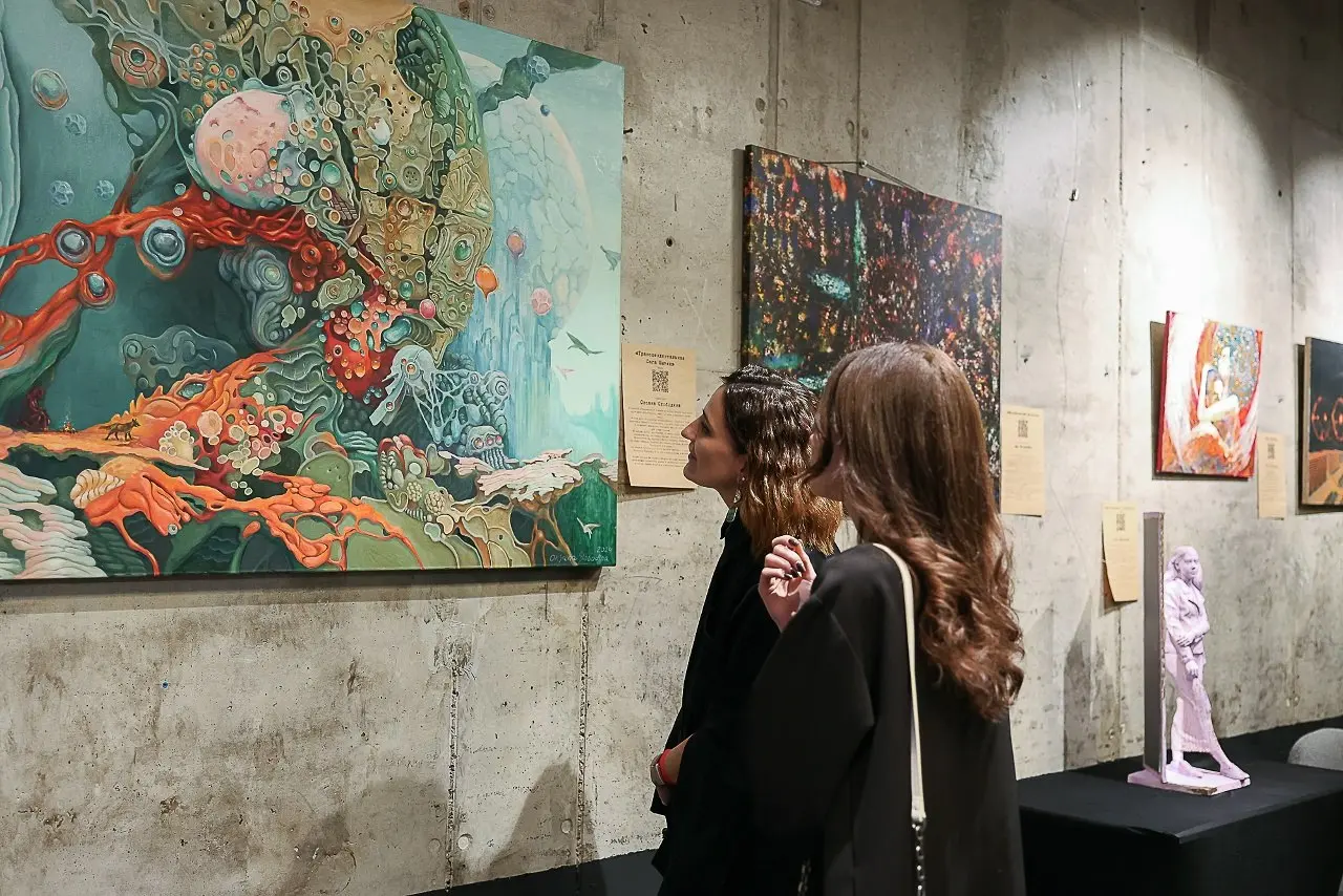 Можно ли утонуть в картине? Уйти в её затягивающий мир, рассматривать каждую из миллиона деталей, поражаться обилию оттенков? Картины с арт-события #РЕЗОНАНС подарили этот опыт нашим гостям - уникальн... | Сетка — социальная сеть от hh.ru