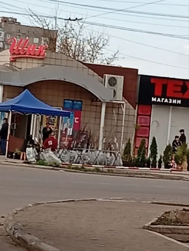 несанкционированная торговля в Харцызске на перекрёсте - без документов, без оплаты налогов, прямо на территории около магазина "Шик" | Сетка — социальная сеть от hh.ru