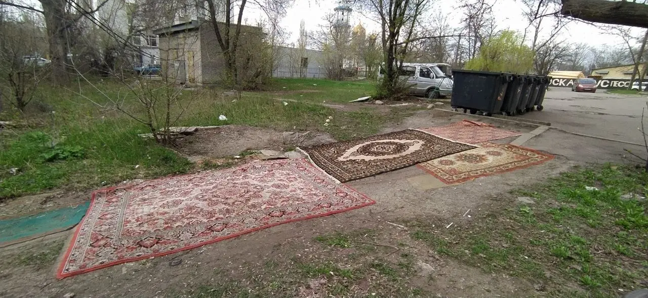 Донецк - богатый город! Только у нас при отсутствии асфальта в грязь спокойно бросают ковры, чтобы потом ходить по ним к мусорным бакам...
Окрестности Покровского рынка, Калининский район. | Сетка — социальная сеть от hh.ru