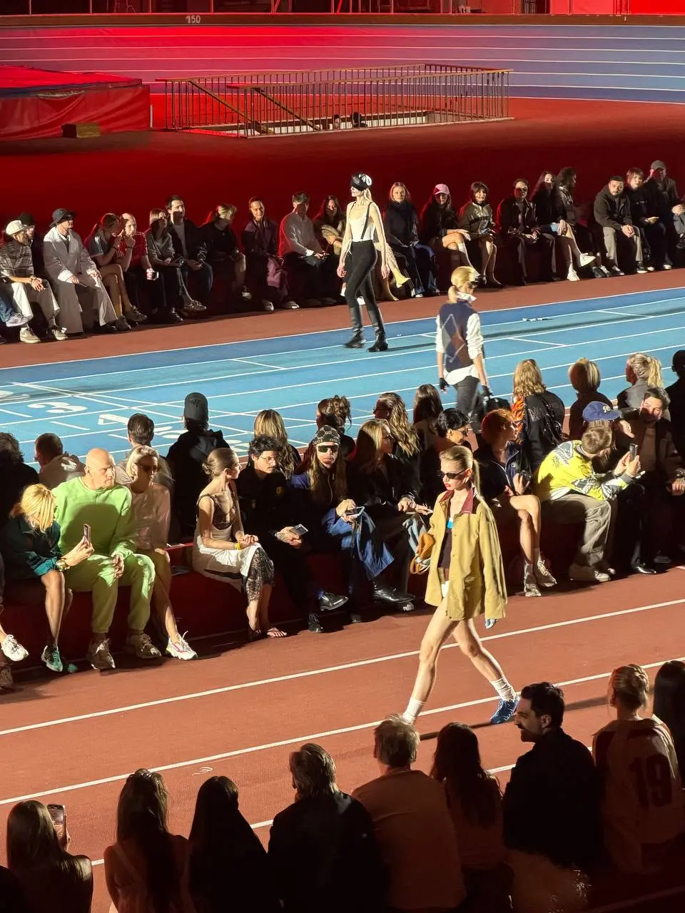 Яндекс Fashion Show в ЦСКА
Вчера ваш админ попал в модный водоворот. Такого количества стильных и ярких людей на 1 кв.м. я не видела давно | Сетка — социальная сеть от hh.ru