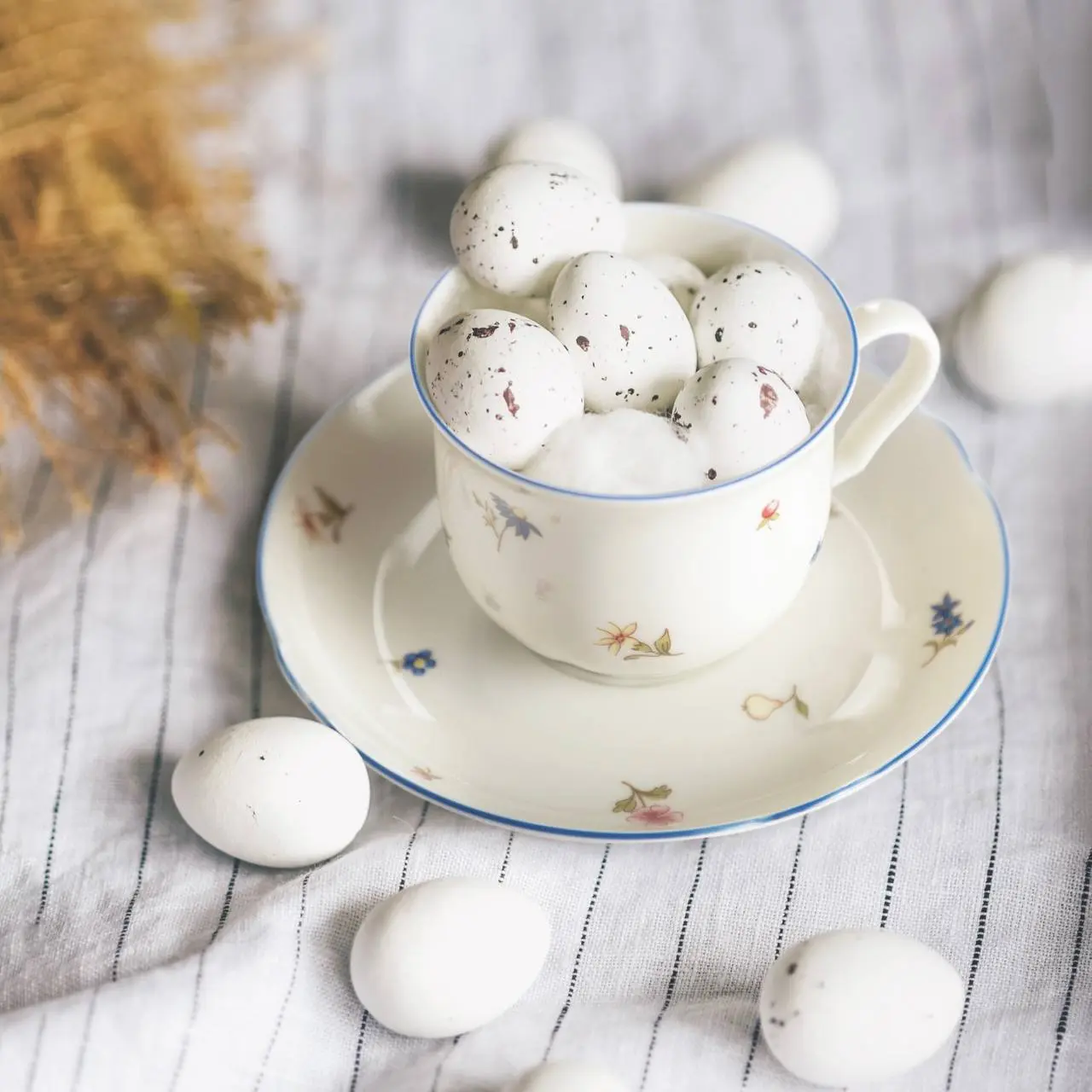 Идея пасхальной сервировки 🐇🐣
Светлая посуда, нежные оттенки, стеклянные вазы с цветами и небольшие декоративные детали — фигурки птиц и десерты на подставках | Сетка — социальная сеть от hh.ru