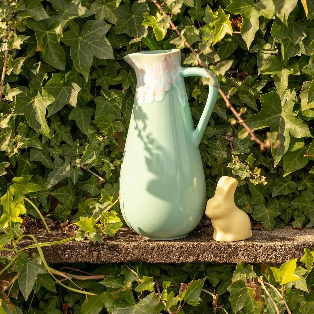 Идея пасхальной сервировки 🐇🐣
Светлая посуда, нежные оттенки, стеклянные вазы с цветами и небольшие декоративные детали — фигурки птиц и десерты на подставках | Сетка — социальная сеть от hh.ru