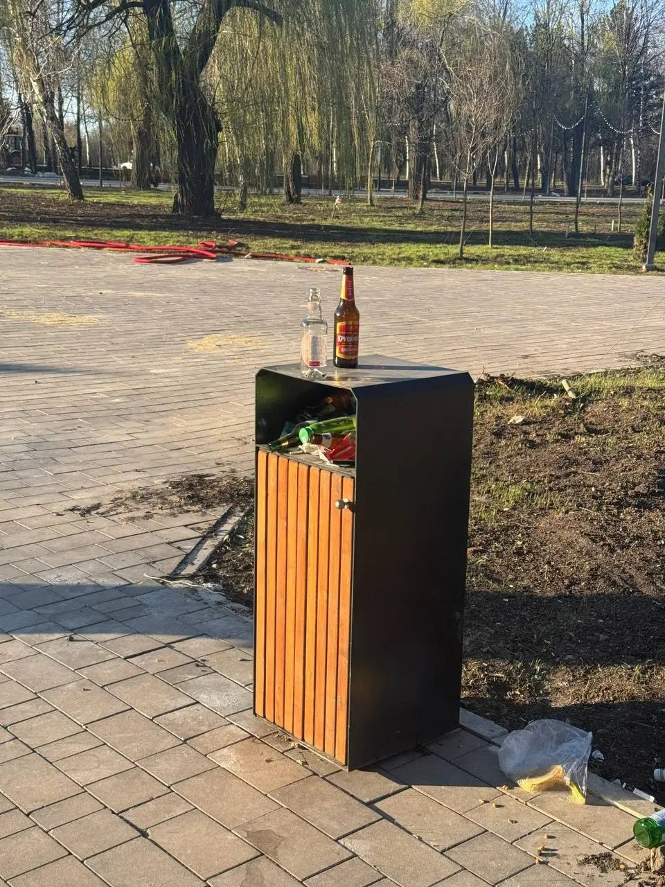 Югорский парк в Макеевке.
В мусоре всё. | Сетка — социальная сеть от hh.ru