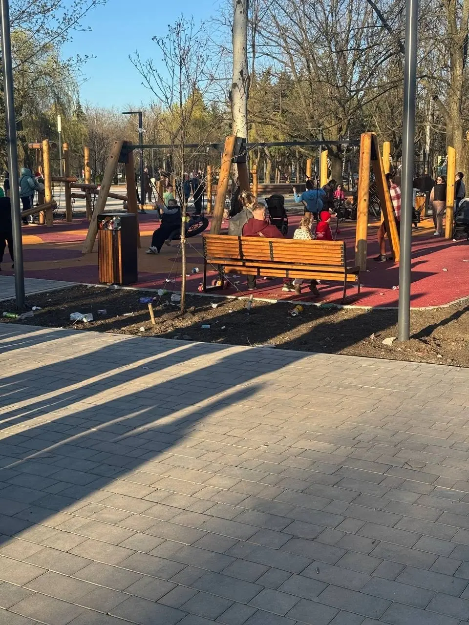 Югорский парк в Макеевке.
В мусоре всё. | Сетка — социальная сеть от hh.ru