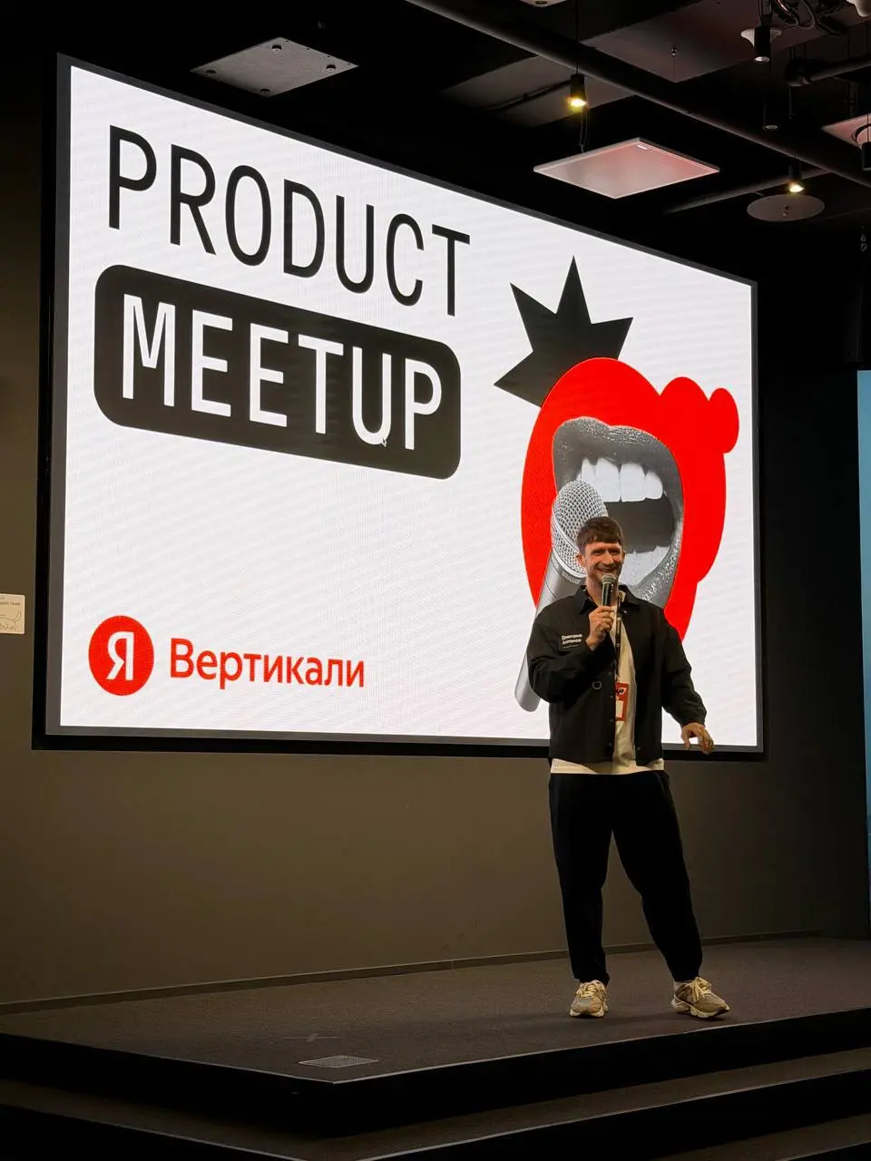 Вчера провели продуктовый митап Яндекс Вертикалей
Я побывал в качестве:

соведущего;
айти стендапера;
Нурлана Сабурова (вел «Что было дальше?» в формате продуктовых историй)

шутка про отъезд в Казахс... | Сетка — социальная сеть от hh.ru