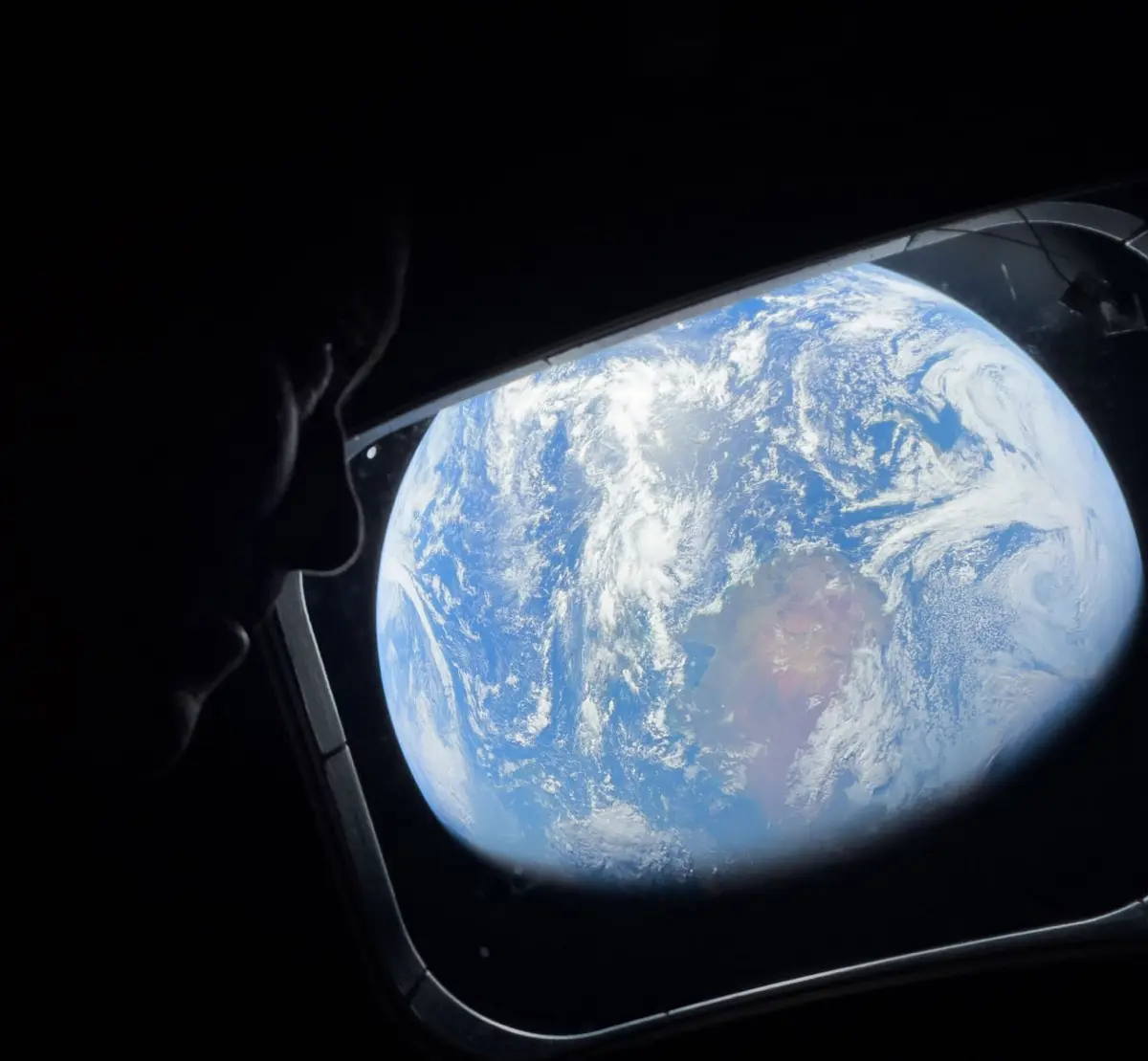 NASA показало космические селфи на iPhone:
NASA сообщило, что астронавты миссии Artemis II делали снимки на iPhone 17 Pro Max.
Смартфон использовался вместе с профессиональными камерами | Сетка — социальная сеть от hh.ru