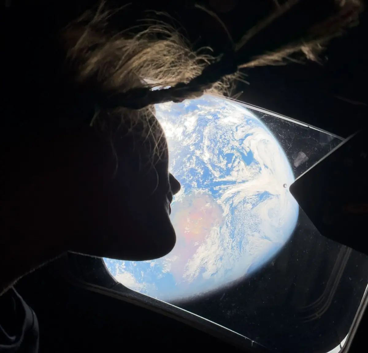 NASA показало космические селфи на iPhone:
NASA сообщило, что астронавты миссии Artemis II делали снимки на iPhone 17 Pro Max.
Смартфон использовался вместе с профессиональными камерами | Сетка — социальная сеть от hh.ru