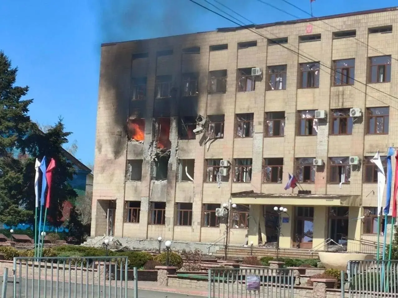 Дрон ВСУ атаковал администрацию Старобельского округа ЛНР, два человека пострадали, сообщает Пасечник. | Сетка — социальная сеть от hh.ru