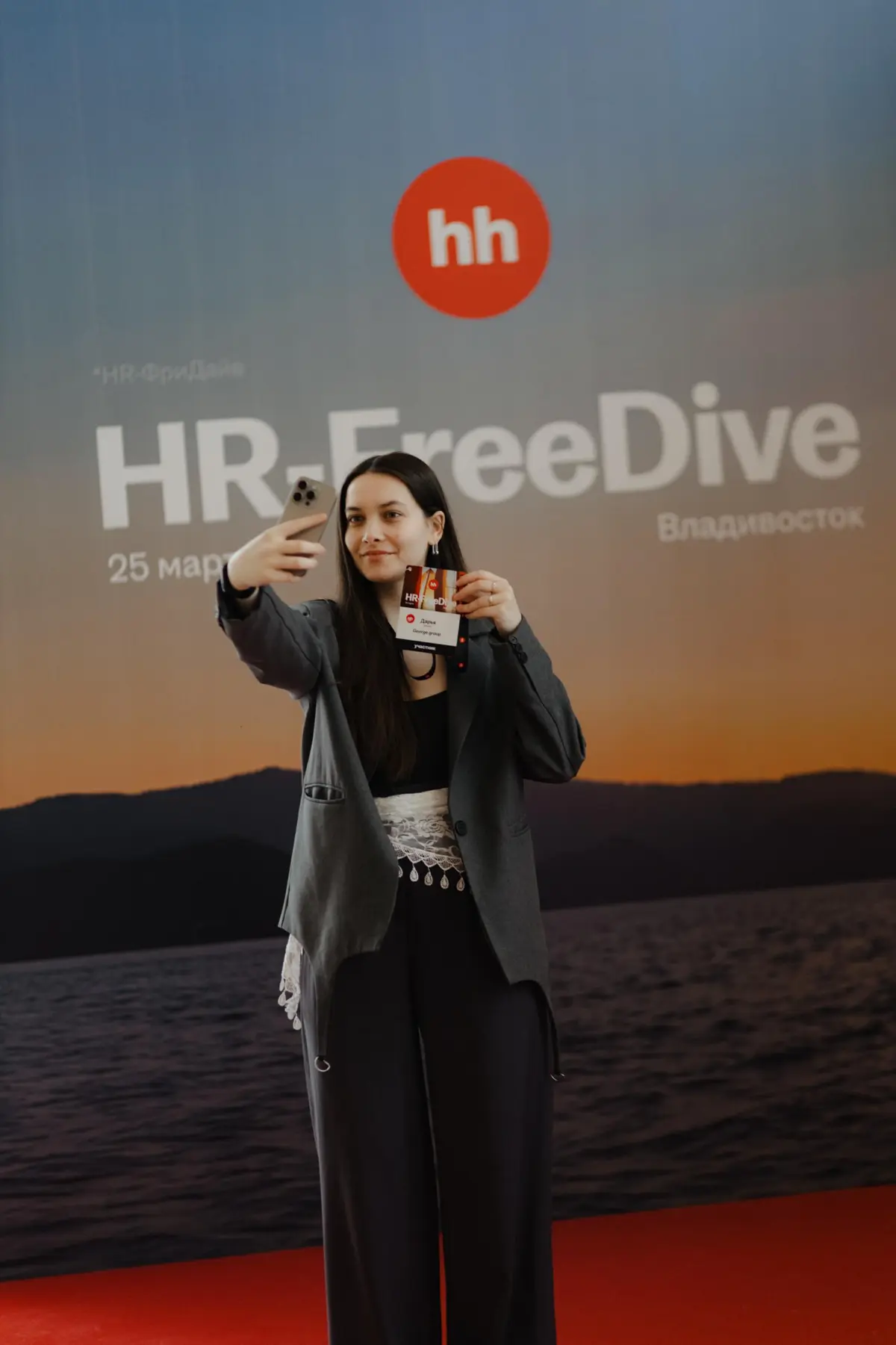 Покажу вам, какую красоту мы с командой реализовали во Владивостоке
В основе оформления — паруса и солнце, объединённые в единый образ | Сетка — социальная сеть от hh.ru