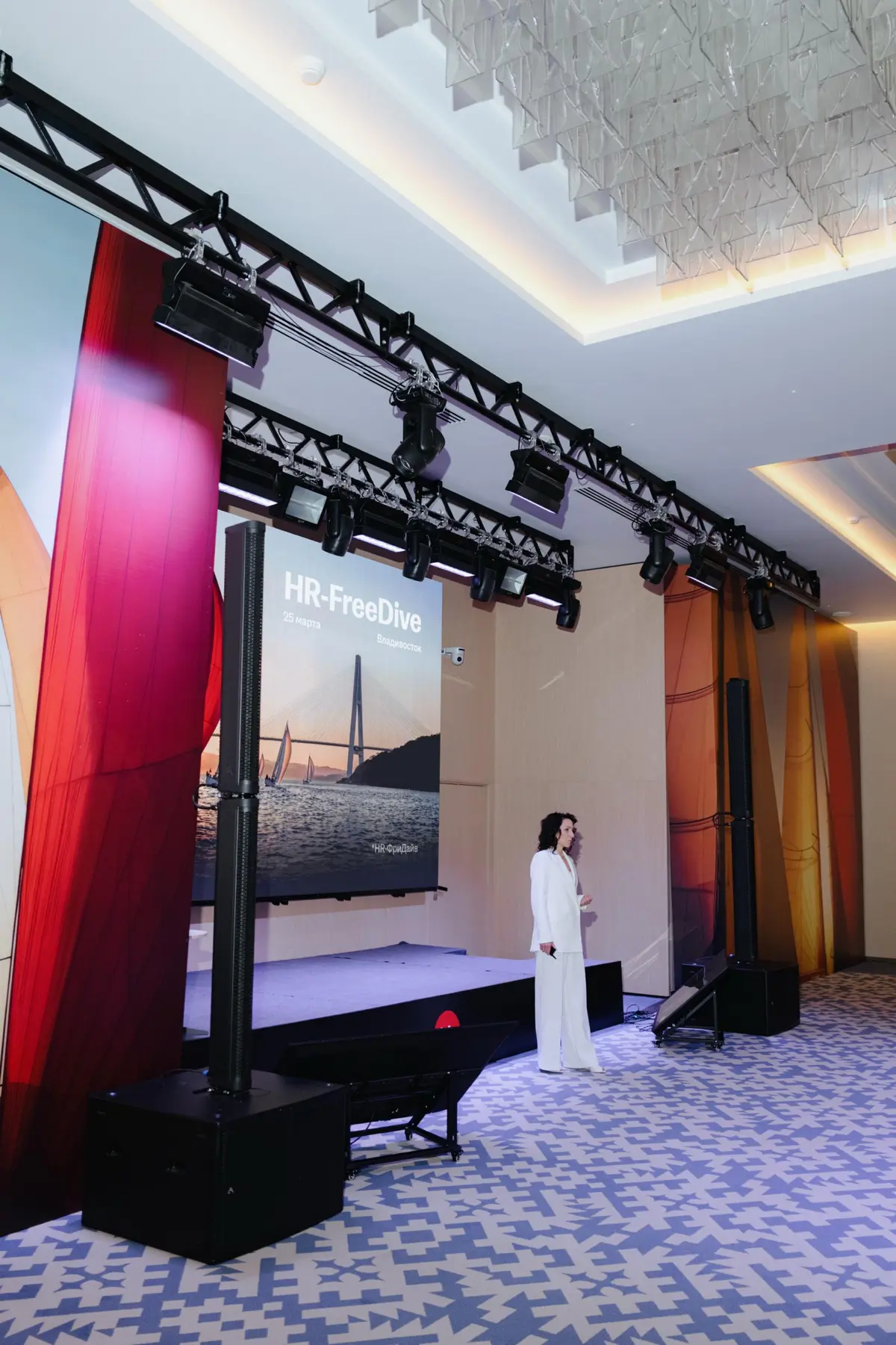 Покажу вам, какую красоту мы с командой реализовали во Владивостоке
В основе оформления — паруса и солнце, объединённые в единый образ | Сетка — социальная сеть от hh.ru