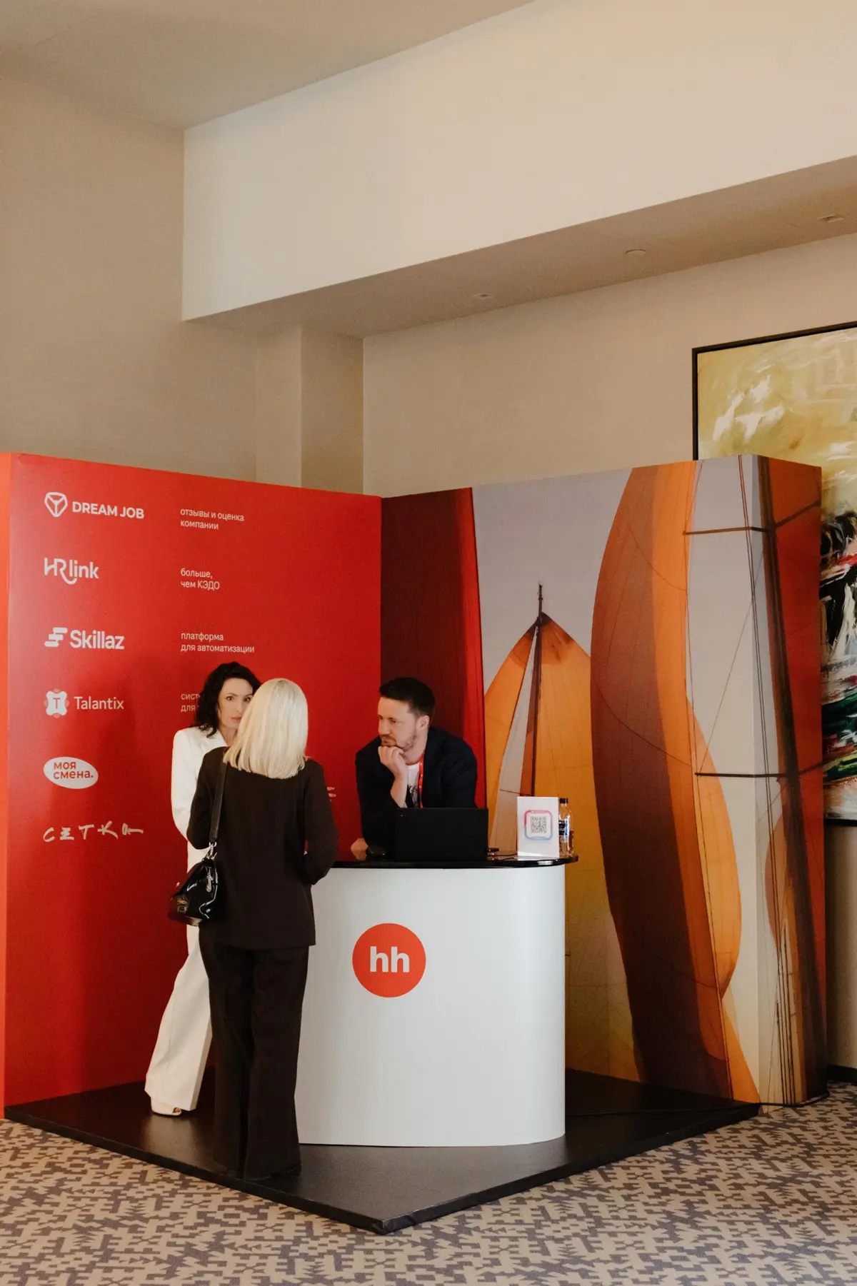 Покажу вам, какую красоту мы с командой реализовали во Владивостоке
В основе оформления — паруса и солнце, объединённые в единый образ | Сетка — социальная сеть от hh.ru