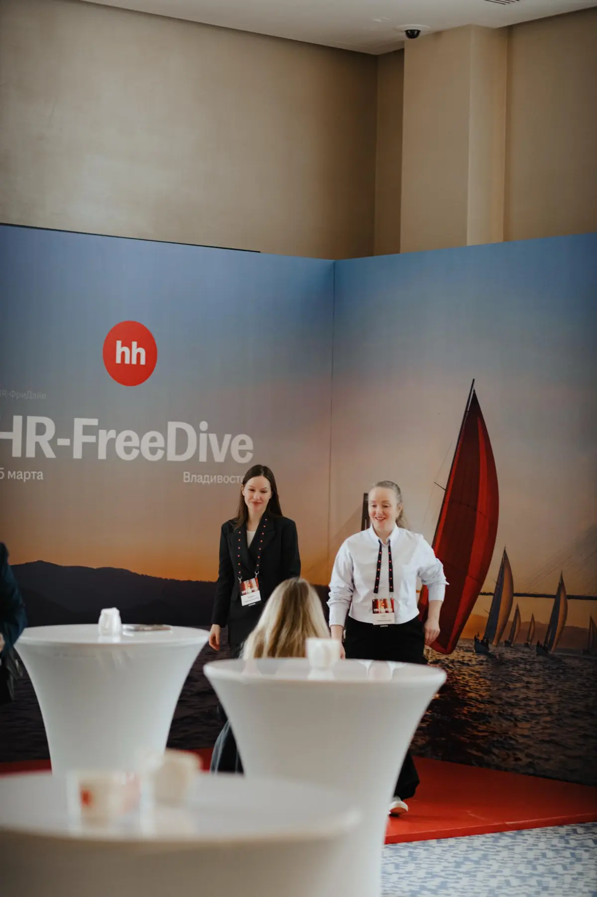 Покажу вам, какую красоту мы с командой реализовали во Владивостоке
В основе оформления — паруса и солнце, объединённые в единый образ | Сетка — социальная сеть от hh.ru