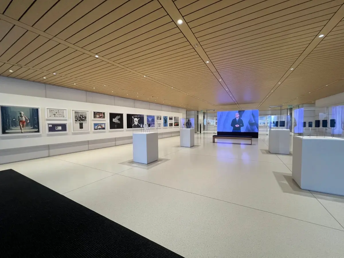 Apple отмечает 50 лет уникальной выставкой в Apple Park:
Apple запустила специальную выставку в Apple Park, чтобы отметить свое 50-летие, демонстрируя знаковые продукты и фотографии из своей богатой и... | Сетка — социальная сеть от hh.ru