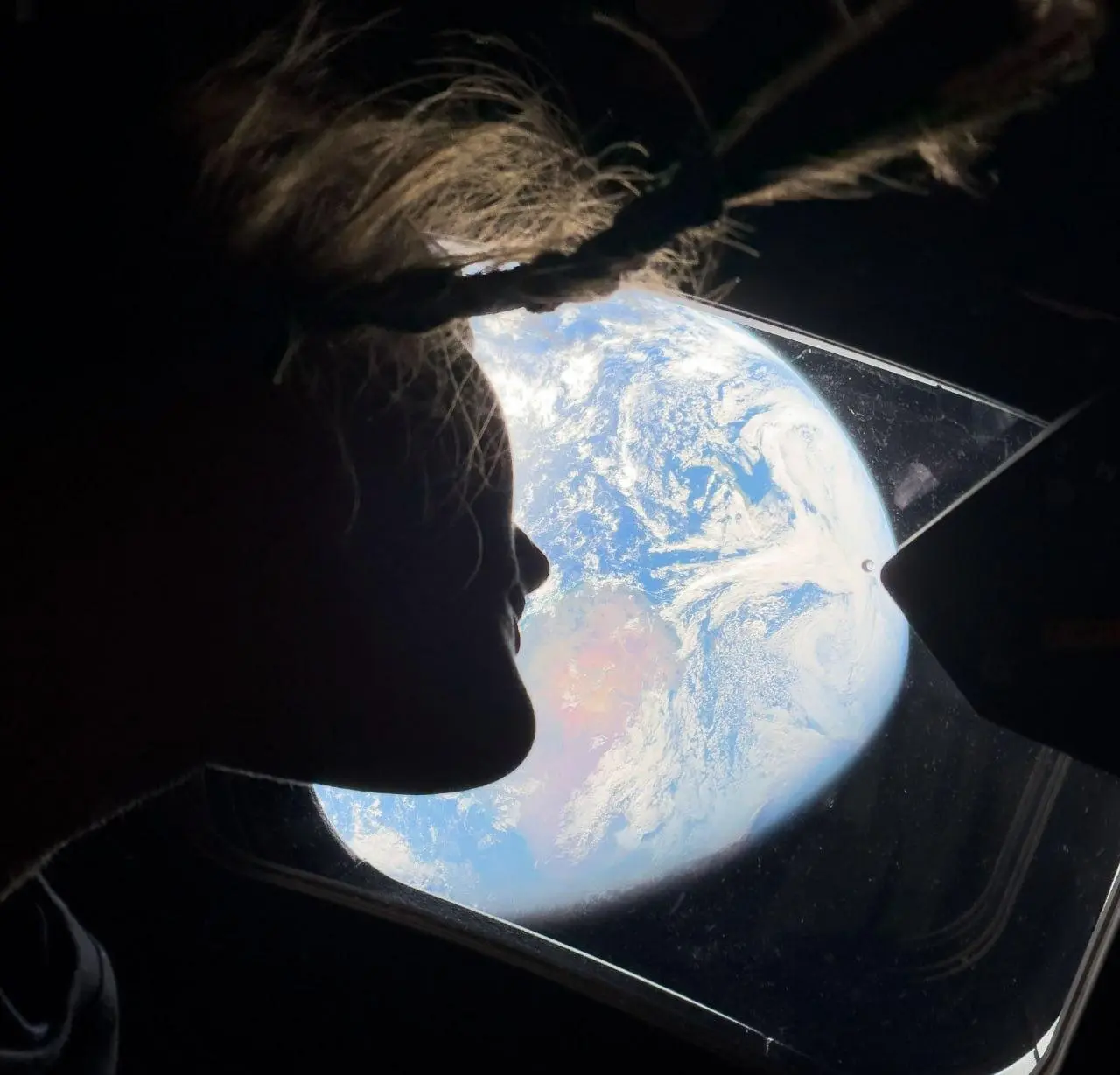 Космическая реклама Apple
NASA опубликовало фотографии Земли с борта миссии Artemis II.
Снято на iPhone 17 Pro Max | Сетка — социальная сеть от hh.ru