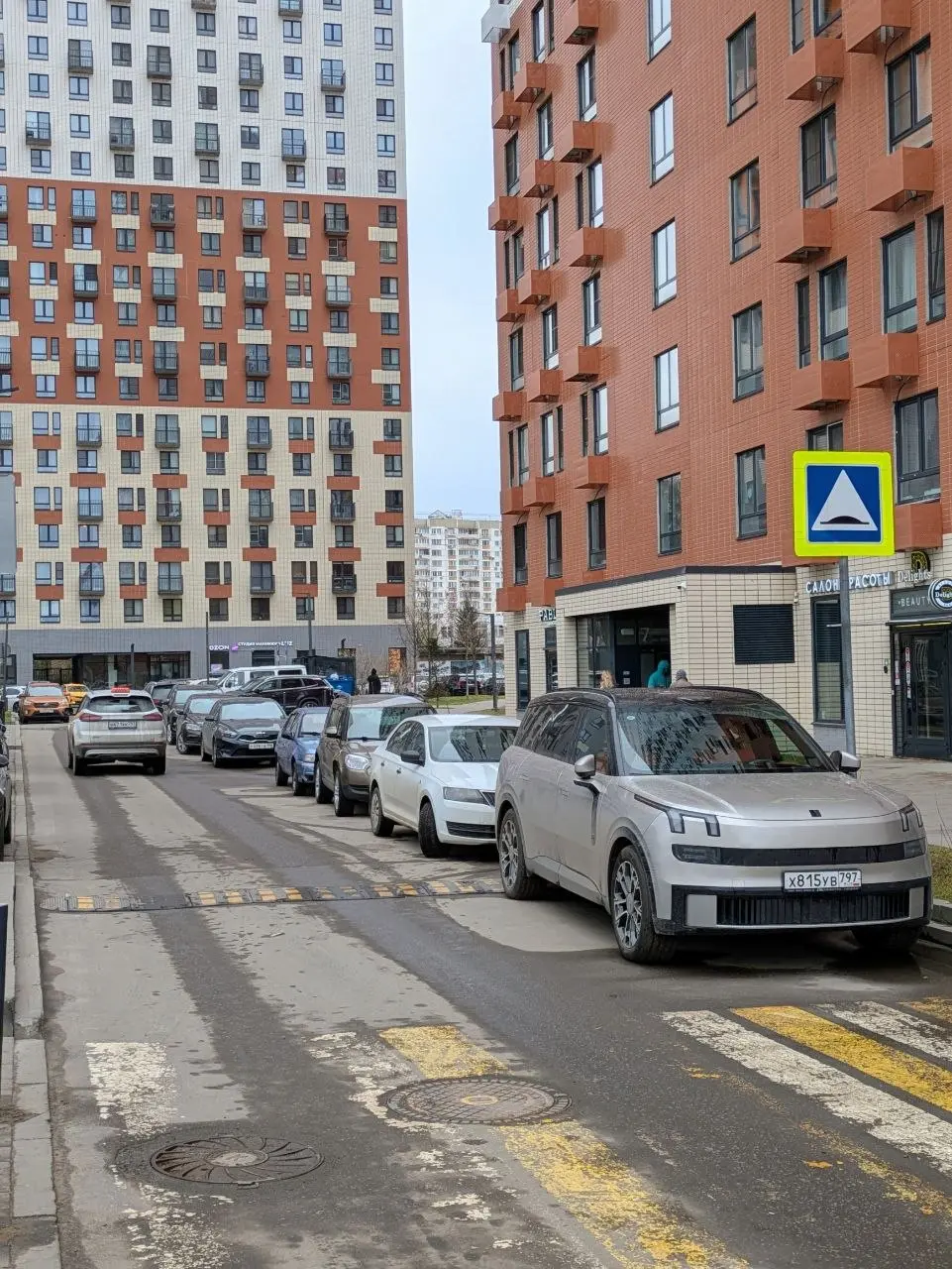 🚖🚘 Парковка или эффективный внутриквартальный проезд?
Делюсь своим опытом 5 лет жизни в ЖК с высотностью #33этажа
Личные наблюдения
Запакованный пожарный проезд это вечная боль | Сетка — социальная сеть от hh.ru
