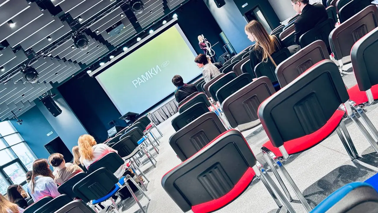 Рамки conf 2.0
Нижний Новгород потихоньку начинается, участники подходят | Сетка — социальная сеть от hh.ru