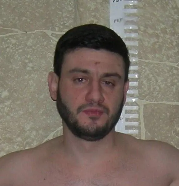 В Таганроге полиция ищет мужчину, застрелившего своих родителей. Объявлен план «Перехват».
По данным регионального МВД, 32-летний Варшам Давтян совершил убийство двойное убийство из ружья "Сайга" | Сетка — социальная сеть от hh.ru