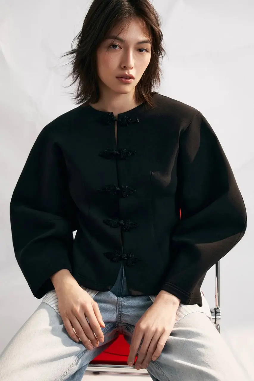 East Core
Новое в Befree
Кимоно, mandarin jacket, жакет танчжуан с теми самыми застежками-узлами, льняные ткани, приглушенная цветовая гамма, асимметрия и многослойность — все это элементы китайской к... | Сетка — социальная сеть от hh.ru