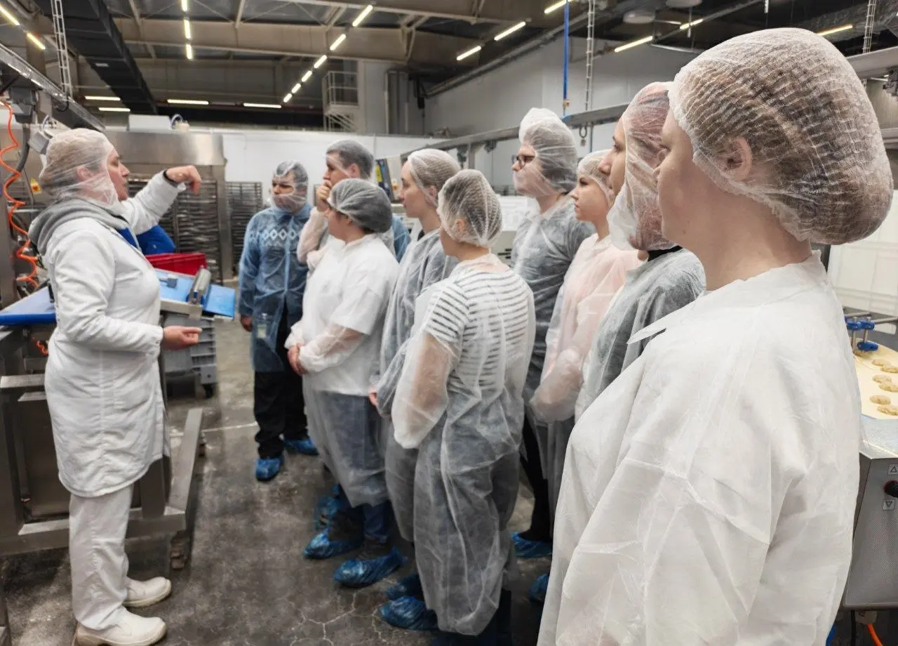 Рецепт идеальной экскурсии для будущих технологов 🥟🔬
Сегодня наше производство открыло двери для студентов Университета биотехнологий (специальность «Технология продукции и организация общественного п... | Сетка — социальная сеть от hh.ru