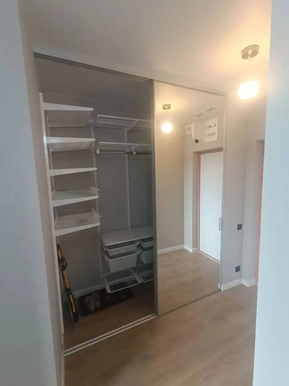 🚪 Двери-купе: красиво, удобно и без компромиссов
(особенно, если они от нас 😉)
Знаете, в чём магия хороших дверей-купе?
Они не просто экономят место — они делают вашу квартиру более удобной, тихой и с... | Сетка — социальная сеть от hh.ru